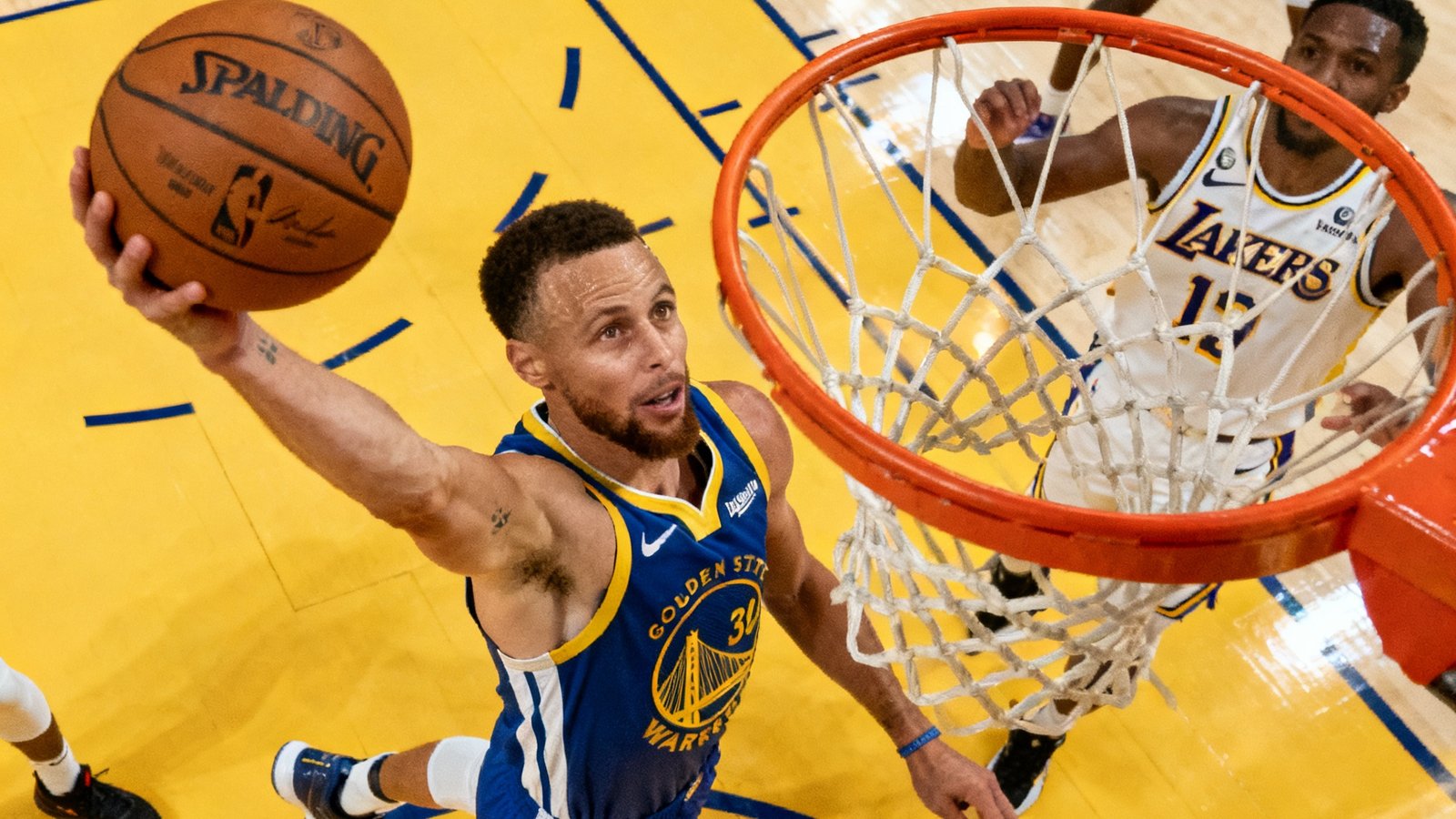 看个球NBA战报，勇士逆转湖人，库里三分绝杀瞬间